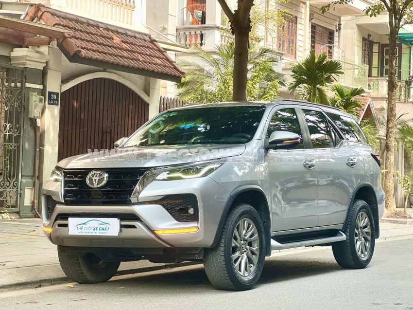 Toyota Fortuner 2.7V 4x4 AT 2021