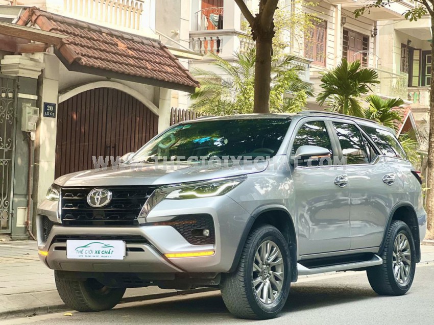 Toyota Fortuner 2.7V 4x4 AT 2021