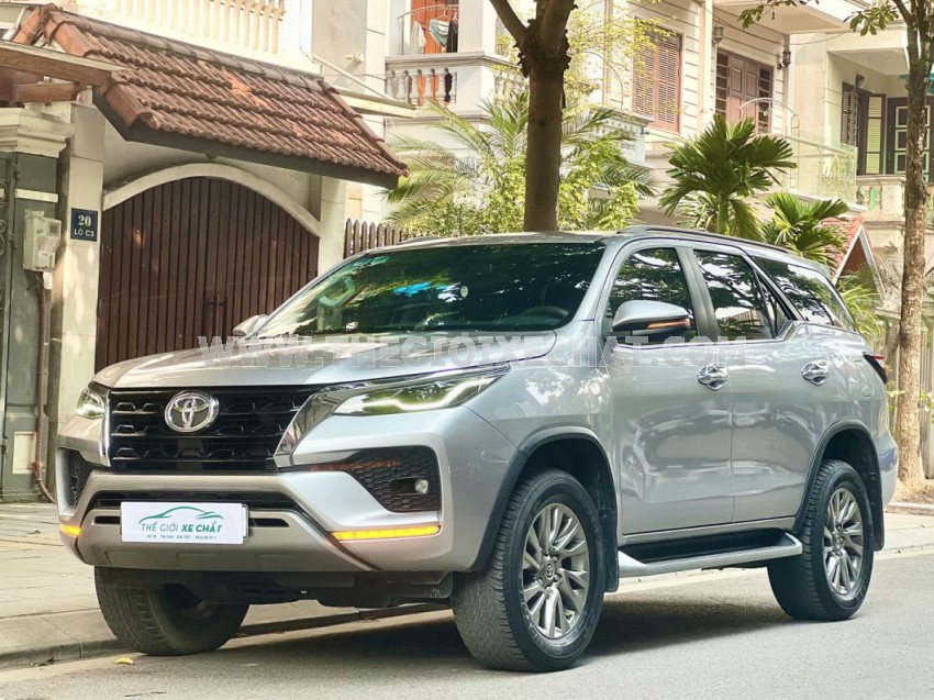 Toyota Fortuner 2.7V 4x4 AT 2021