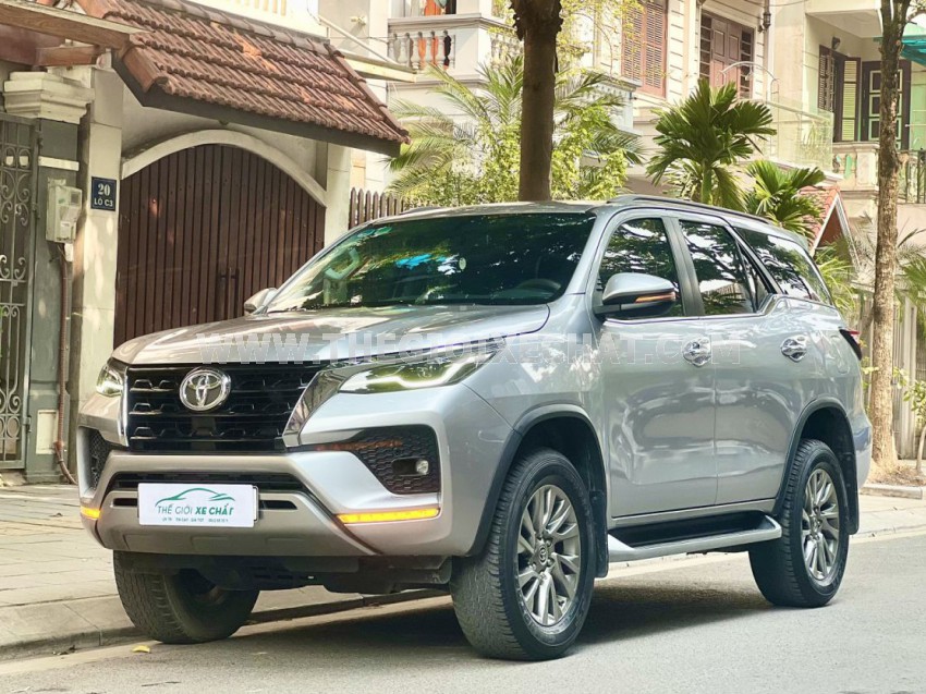 Toyota Fortuner 2.7V 4x4 AT 2021